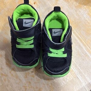 Nike Kids Black and Neon Green Sneakers
